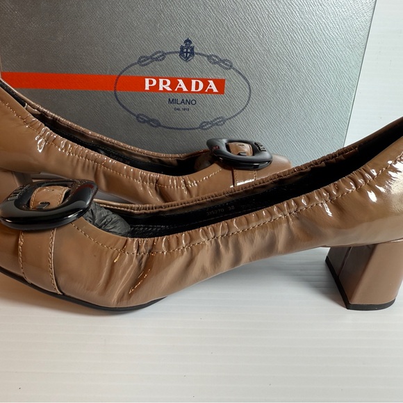 Prada Logo Tan Patent Leather Round Toe Block Heels Pumps 38 or 8 NWT - Picture 8 of 16
